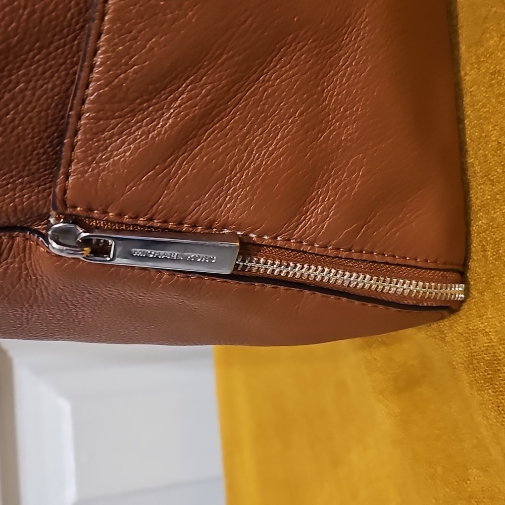 Michael Kors Sloane Leather Hobo Bag In Luggage Brown EUC - Picture 4 of 16